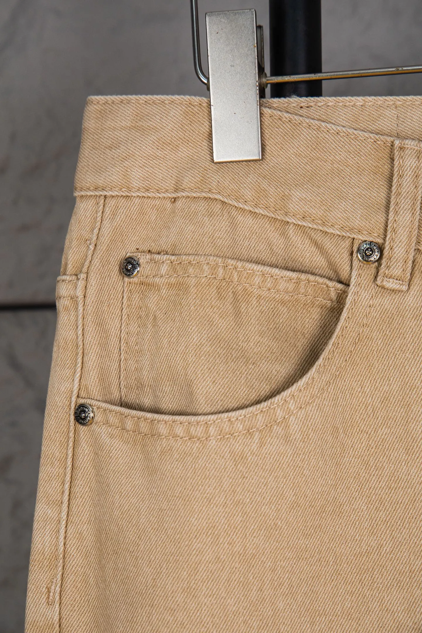 P260 top version CH Chromehearts Miami limited fluorescent pink brown khaki jeans, counter price 34W level, patchwork cross pattern embellishment, washed jeans! ! An absolutely high-end luxury product, a 1.9W-level god-level single product, a super popular product, made by top heavy industry, a magic weapon that cannot be missed! [About Zangyin] This is an extremely luxurious fashion brand that can also be called the aristocracy of the high street. It has always been an exclusive brand for some hipsters or rich second generations. Compared with ordinary high streets, it is more luxurious and noble. Compared with luxury brands, it is more fashionable and individual. It has always been a brand that I have a special liking for. [Top heavy industry fashion design] Consistently high-street luxury style. Speaking of this style, the Zangyin family and GU family are definitely the leading representative brands. Especially the Zangyin family has really achieved a state-of-the-art effect in creating high-street style. The unique washed material is used to create this style. The color system is already quite eye-catching. After it is decorated with patchwork cross flowers, it cleverly highlights the charm of the brand. Secondly, this style uses classic The high-waist cutting design highlights the long legs and fashionable temperament of the upper body. The brand is highly recognizable and the slim fit configuration is more suitable for daily wear. It is a product that interprets personality, fashion, and specifications at a glance. This single product is enough to make any fan excited. It can be a white T-shirt for a youthful college style, or a tight suspender for a royal style. It has strong matching ability and can be easily controlled by men.  [Materials and craftsmanship] Needless to say, this point goes without saying. As an excellent craftsman brand, Zangyin’s requirements for details and craftsmanship are really perfect. The washed color of this model has gone through so many processes, not to mention the embellishment of denim appliques. It is also purely hand-made and sewn. Just like what they believe in, only hand-made things have soul and have the meaning of wear. A top-notch heavy-duty fashionable denim item, I look forward to your perfect interpretation! !  Color: Khaki Size: 28-34